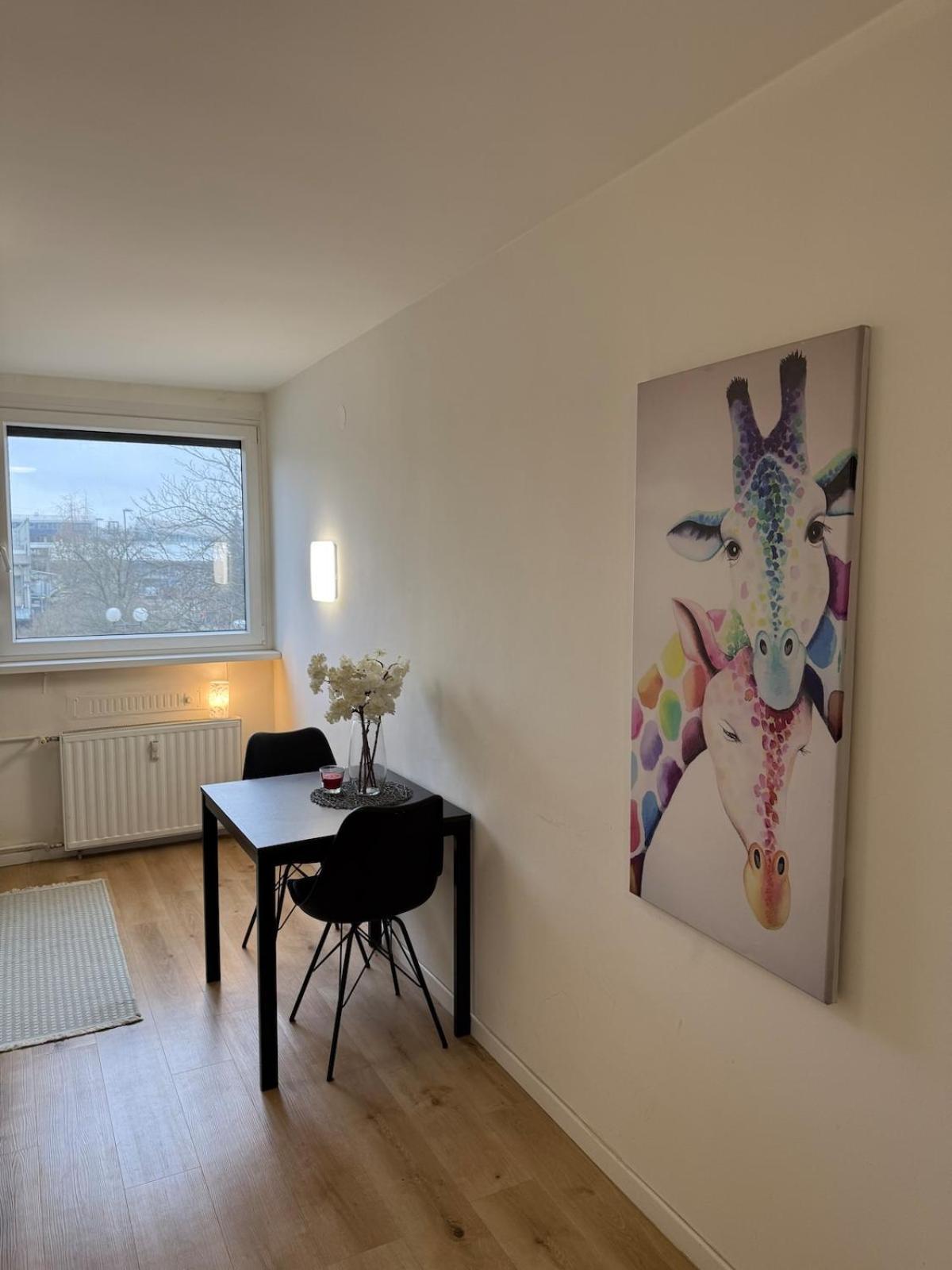 Cozy & Renovated In A Practical Location Apartment *